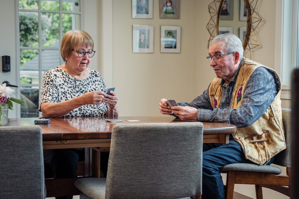 Couple de seniors dans leur maison