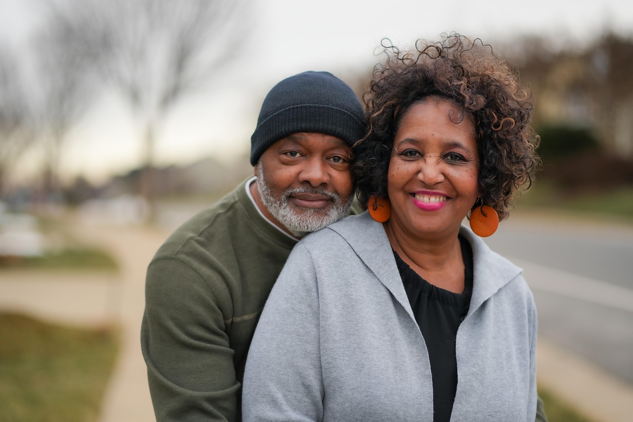 Couple de seniors souriants
